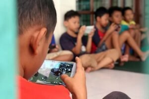 Tak Hanya Mendadak Tantrum, Ini Sederet Ciri Anak Sudah Kecanduan Main Gadget