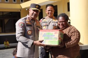 Kapolda Papua Tengah Didampingi Forkopimda Kunjungi Para Pengungsi di Kab. Puncak Jaya dan Berikan Bantuan Sembako