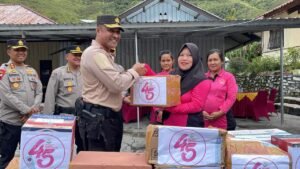 Bhayangkari Peduli, Kapolda Papua Tengah Salurkan Bantuan Ketua Bhayangkari Daerah Papua Tengah Kepada Para Pengungsi di Kab. Puncak Jaya