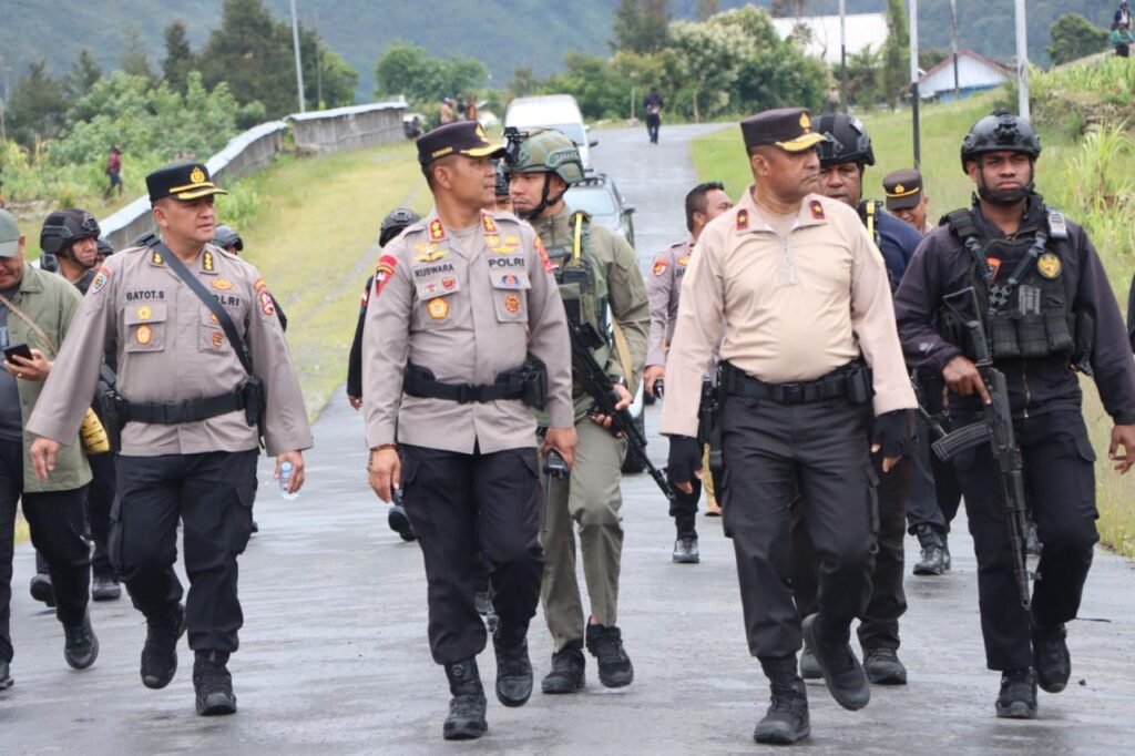 Pantau Sitkamtibmas Terkini, Kapolda Papua Tengah bersama Kapolres Puncak Jaya Laksanakan Patroli Dialogis Dengan Berjalan Kaki