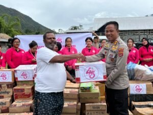 Bhayangkari Peduli, Kapolres Bersama Bhayangkari Cabang Puncak Jaya Salurkan Bantuan Kepada Para Pengungsi