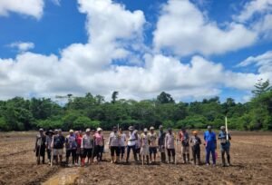 Dukung Ketahanan Pangan Nasional, Kapolsek Bonggo Bersama Kelompok Tani Kampung Rotea Bersama-sama Menanam Kacang Tanah