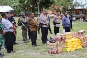 Wujud Belasungkawa, Kapolda Papua Tengah Berikan Bantuan Sembako Kepada Keluarga Korban Aksi Saling Serang di Puncak Jaya