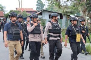 Pantau Sitkamtibmas Terkini, Kapolda Papua Tengah Bersama Kapolres Puncak Jaya Laksanakan Patroli Jalan Kaki Di Seputaran Kota Mulia