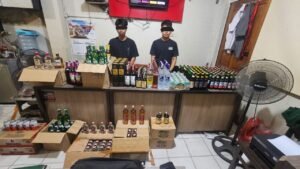 Polresta Jayapura Kota Polda Papua Kembali Amankan Ratusan Miras yang Dijual Secara Ilegal Beserta Dua Pemiliknya