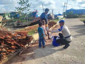 Sat Polairud Polres Mimika Polda Papua Bagikan Pakaian Layak Pakai kepada Masyarakat