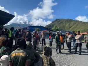 Personel Gabungan TNI-Polri Terus Intensifkan Patroli dan Pengisian Pos-pos Penyekatan Jelang Putusan MK Sengketa Pilkada Puncak Jaya