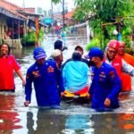 Ditpolairud Polda Jateng Turun Kedaerah Banjir Evakuasi Warga yang Rentan di Pekalongan