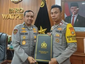 Kapolri Beri Penghargaan kepada Aiptu Agus Rianto yang telah mendirikan TPA Di Kembangan