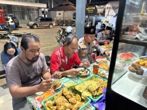 Makan Sahur Bersama Masyarakat Di Terminal, Kapolresta Sampaikan Pesan Kamtibmas