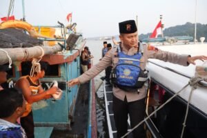 Bagi Takjil di Laut, Polresta Cilacap Disambut Antusias Masyarakat dan Nelayan