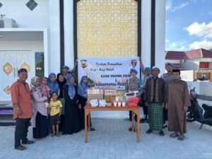 Personil Bidpropam Polda Papua Berbagi Takjil Gratis kepada Jamaah Masjid
