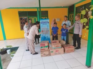 Biddokkes Polda Papua Bagikan Sembako dan Gelar Bakti Kesehatan