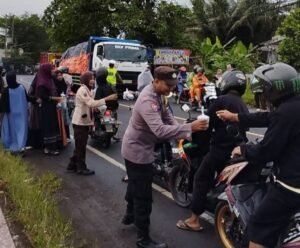 Polsek Majenang Dan Saka Bhayangkara Bagi Bagi Takjil Gratis Kepada Masyarakat