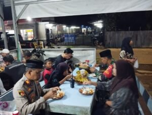 Kapolsek Majenang Traktir Warga Saat Sahur Bareng di Warung