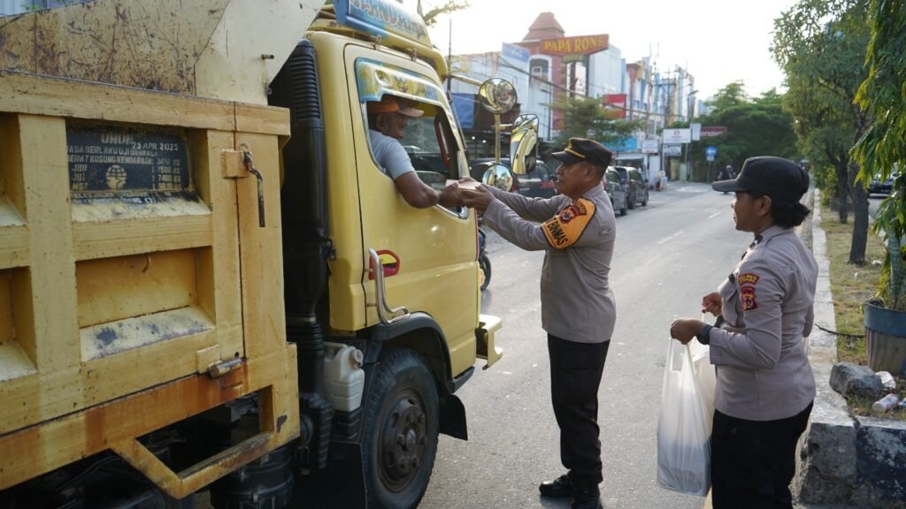 Ramadhan Berkah, Wakapolres Jayapura Bersama Para Personel Bagikan Takjil