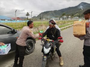 Polres Tolikara Berbagi Takjil Kepada Pengguna Jalan di Kota Karubaga