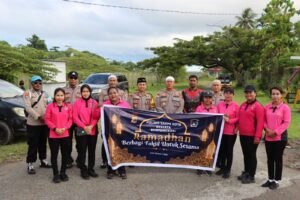 Berbagi Keberkahan di Bulan Ramadhan, Kapolres Sarmi Polda Papua serta Bhayangkari Ranting Sarmi Kota Membagikan Takjil