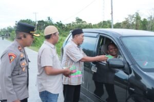 Berkah Di Bulan Ramandhan, Polres Keerom Bersama Insan Pers Berbagi Takjil Kepada Masyarakat