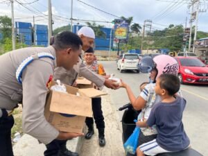 Personel Polresta Polda Papua Eratkan Ikatan Kekeluargaan Dengan Berbagi Takjil