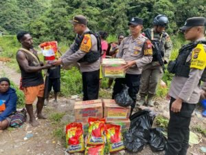 Kapolsek Tembagapura Salurkan Bantuan Sembako Kepada Warga
