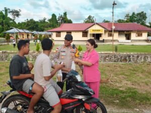 Tebarkan Kebaikan di Bulan Suci Ramadhan, Kapolsek Bonggo Polda Papua Bagi-bagi Takjil