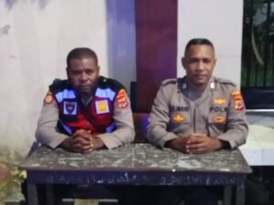 Personel Polsek Sarmi Kota Polda Papua Laksanakan Pengamanan Sholat Tarawih di Masjid Agung Nurul Islam