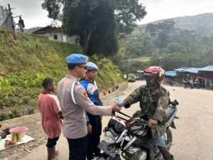 Sie Propam Polres Tolikara Polda Papua Turun Kejalan Bagikan Takjil Untuk Masyarakat