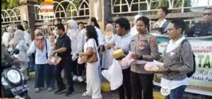 Alumni SIP Angkatan 50 Polda Papua Bagikan Takjil, Jalin Silaturahmi dengan Masyarakat