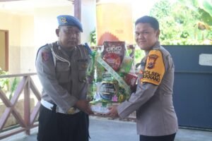 Polsek Nimbokrang Polda Papua Serahkan Bingkisan Idulfitri kepada Anggota Beragama Muslim