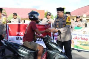 Ramadhan Berkah, Polres Biak Numfor Polda Papua Beserta Bhayangkari Berbagi Takjil
