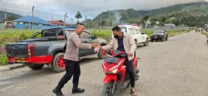 Polres Tolikara Polda Papua Tengah Bagikan Takjil Gratis Di Pos Pengamanan Ramadhan