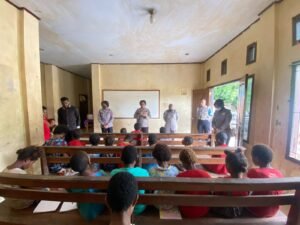 Subsatgas Si-Ipar Polres Jayapura Gelar Pembelajaran bagi Anak-Anak Mamberamo di Sentani