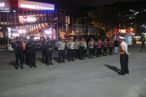 Personel Gabungan Operasi Ketupat Cartenz Polda Papua Lanjutkan Patroli Malam Guna Memastikan Keamanan Masyarakat