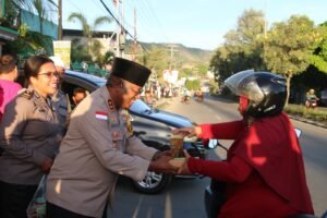 Sinergitas Polri dan Insan Pers Kabupaten Jayapura Diperkuat Oleh Lewat Gerakan Berbagi Takjil