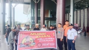 Personel Pos Pelayanan kawasan bandara udara Nabire amankan arus mudik 2025