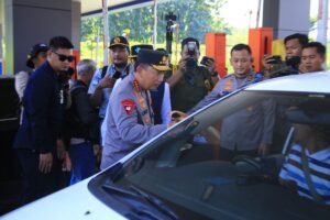 Kapolri Sapa dan Beri Bingkisan ke Pemudik di Tol Kalikangkung