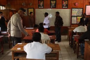 Kapolda Papua Tengah Bersama Forkopimda Puncak Jaya Tinjau Pelaksanaan Ujian Nasional