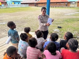 Personel Satgas Si Ipar ORC 2025 Hadir Ajarkan Generasi Muda Papua Mengenali Huruf dan Angka