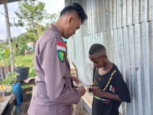 Pastikan Kesehatan Bersama Subsatgas Keladi Sagu Hadir Obati Anak Yang Sedang Sakit