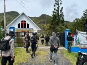 Personel Gabungan TNI-POLRI di Kab. Puncak Jaya Gelar Patroli Dialogis dan Amankan Jalannya Ibadah Minggu Paskah