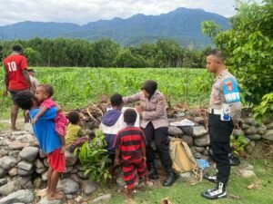 Satgas Si-Ipar Polres Jayapura Hadirkan Keceriaan Belajar bagi Anak-anak Doyo Baru