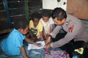 Operasi Rasaka Cartenz 2025: Subsatgas Si-ipar Polres Jayawijaya Berikan Pendidikan Kepada Anak-anak di Kampung Honai Lama