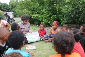 Sub Satgas Si-Ipar Ajarkan Anak-anak di Kompleks Bahtera Hebron, Sentani dalam Rangka Ops Rasaka Cartenz 2025