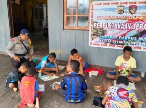 Satuan Polair Polresta Hadirkan Perpustakaan Terapung di Kampung Enggros