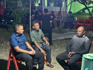 Wujud Bela Sungkawa, Kapolres Sarmi Polda Papua Melayat Ke Rumah Duka Anak Dari Anggotanya Yang Meninggal