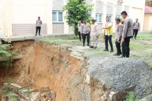 Kapolda Papua Cek Lokasi Longsor di RS Bhayangkara TK II Jayapura