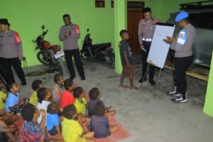 Polri Melalui Satgas Si-ipar Ajarkan Anak-anak Berhitung Serta Mengenal Angka Di Kabupaten Yalimo