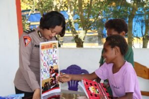Polisi Mengajar di Pelosok, Subsatgas SI-IPAR Polres Jayawijaya Hadir di Kampung Wesaput