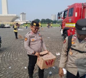 Personel Polri Sigap Bersih-bersih Kawasan Monas Usai May Day Fiesta